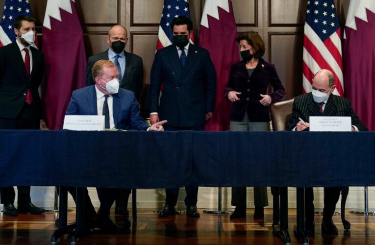 Boeing lands huge airplane order from Qatar Airways