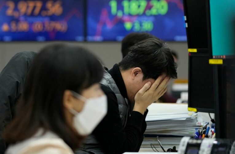 Stocks wobble lower as investors monitor inflation, earnings