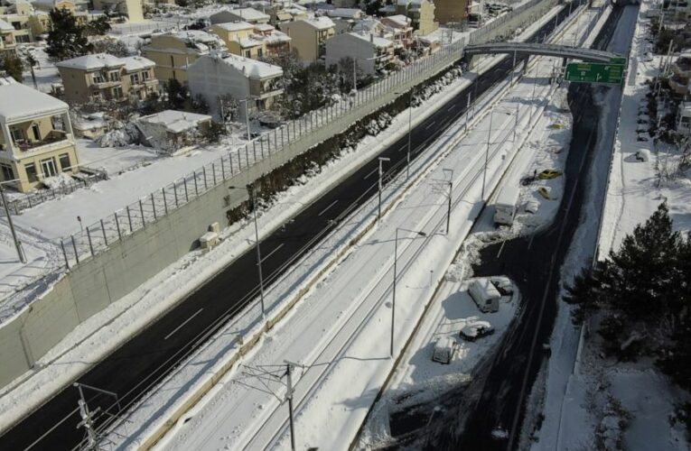 Snowstorm strands thousands in Istanbul, Athens