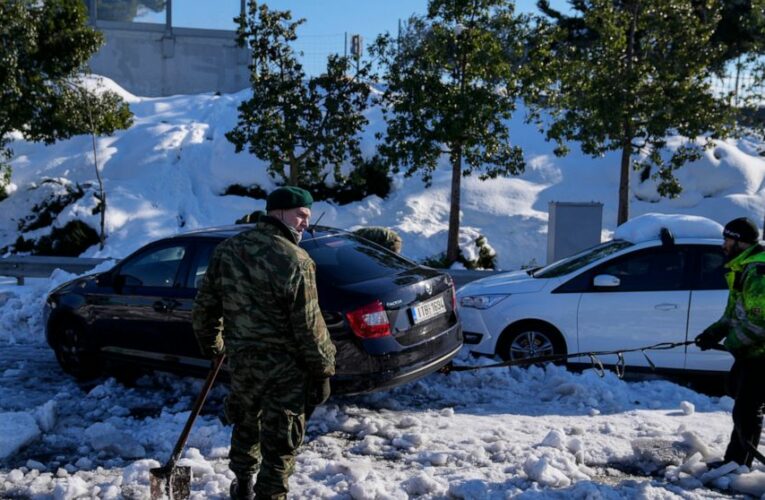 Greek army helps remove vehicles on snow-plagued road