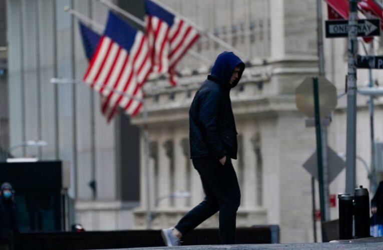 Stock losses mount as investors eye earnings, inflation