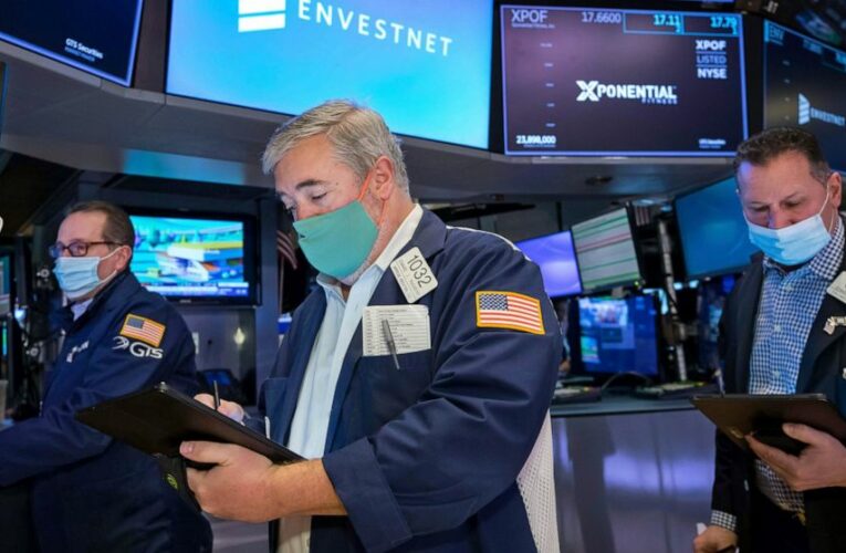 US stocks shed early loss, rise as tech stocks gain ground