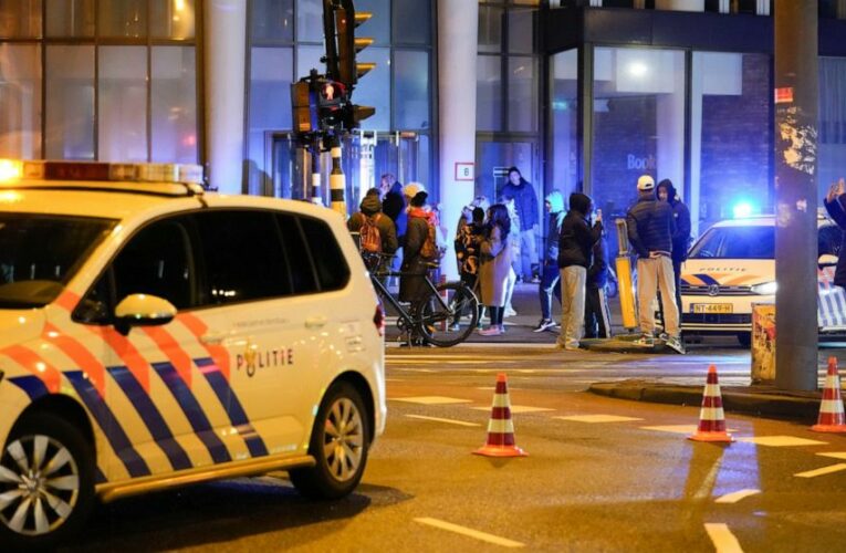 Armed police at Amsterdam Apple Store, armed person inside