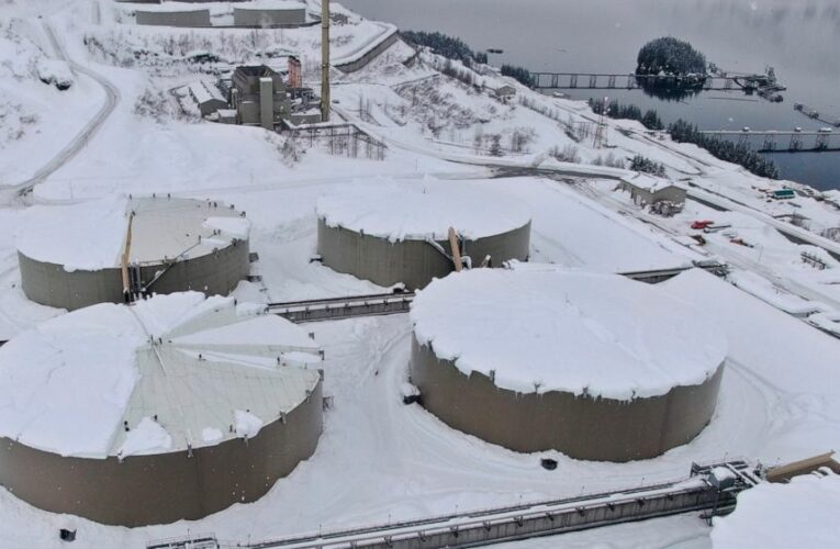 Crews remove snow from damaged Alaska pipeline oil tanks