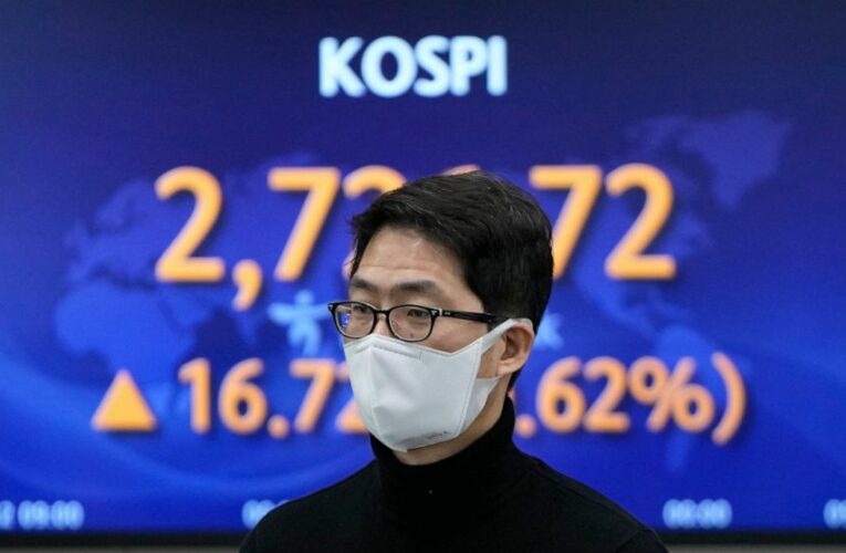 Stocks fall on Wall Street as crude oil prices climb again