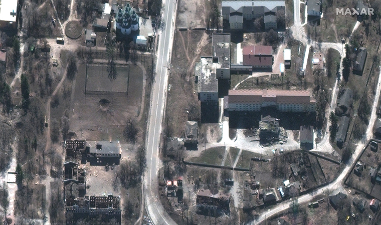 Clashes around Izyum have left it ‘completely destroyed,’ city officials say, as Russia tries to link with northern advances