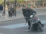 Moment hammer-wielding thug on back of moped chases rider ‘who wrestled MACHETE off him’ [Video]