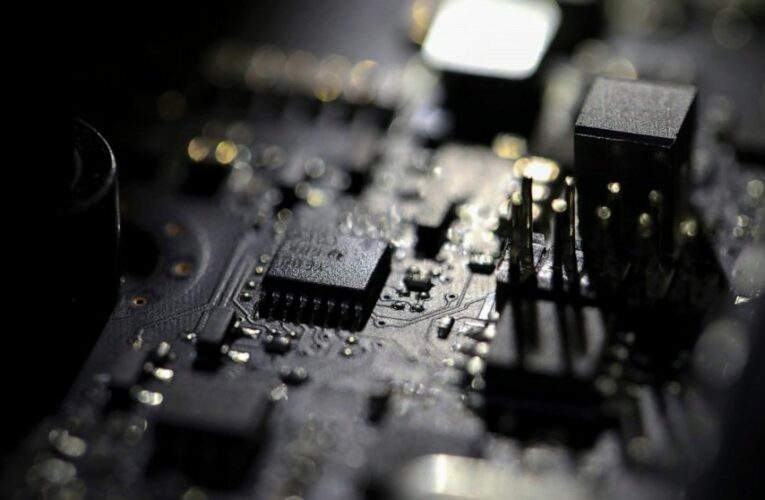 Congress seeks compromise to boost computer chip industry