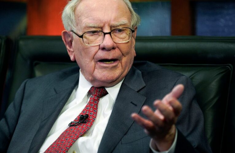 Buffett to auction off one last private lunch for charity