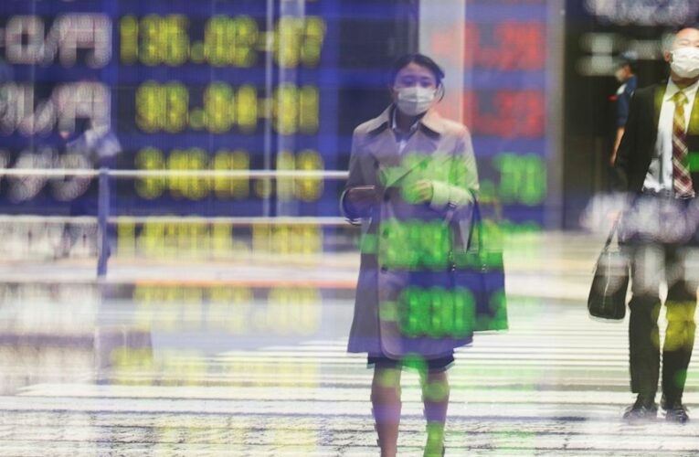 World stocks sink amid worries over US rate hikes, Russia