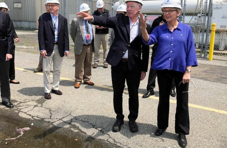 Energy secretary visits nuclear plant to discuss waste issue