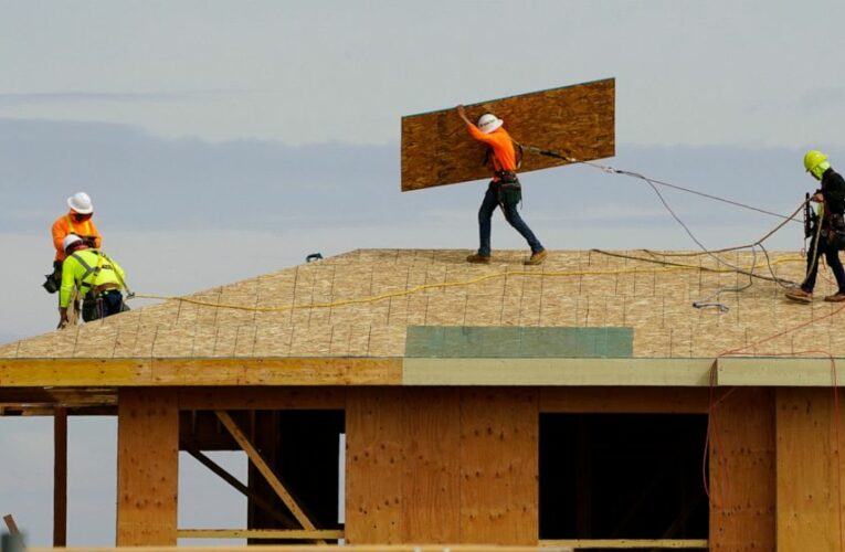 Fewer Americans apply for unemployment benefits last week